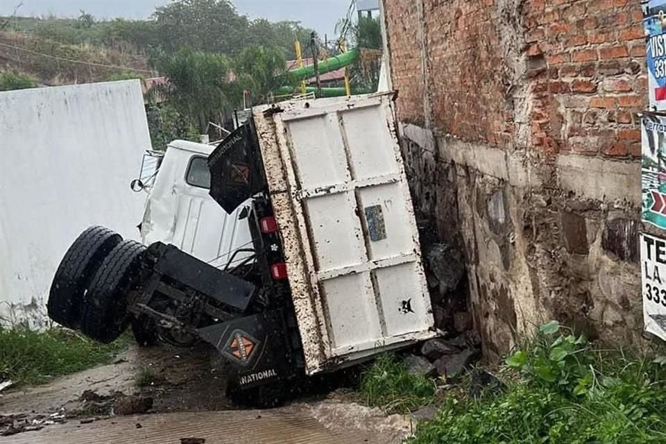 Un tractocamión se volcó en la Colonia Francisco Villa, en Tonalá, dejando a una persona atrapada y sin vida, debajo de la unidad.