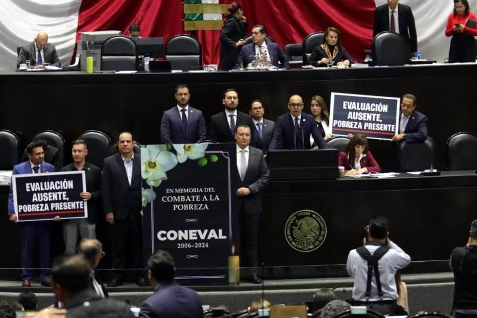 Diputados de Oposición portaron carteles con mensajes de condena tras la aprobación de la iniciativa de desaparición del Coneval y transferencia de sus funciones al Inegi.
