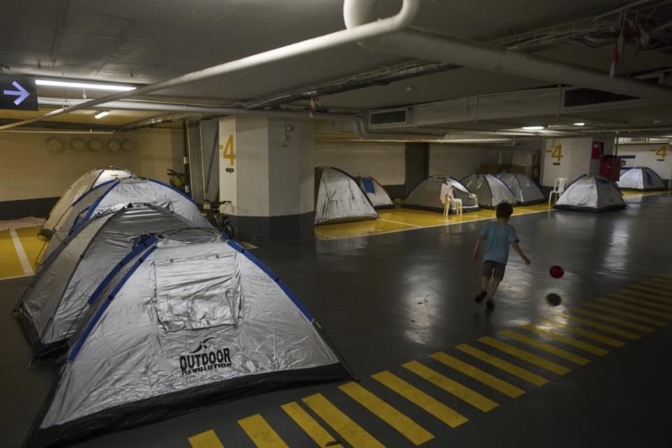En Tel Aviv, muchos están refugiados en estacionamientos subterráneos.