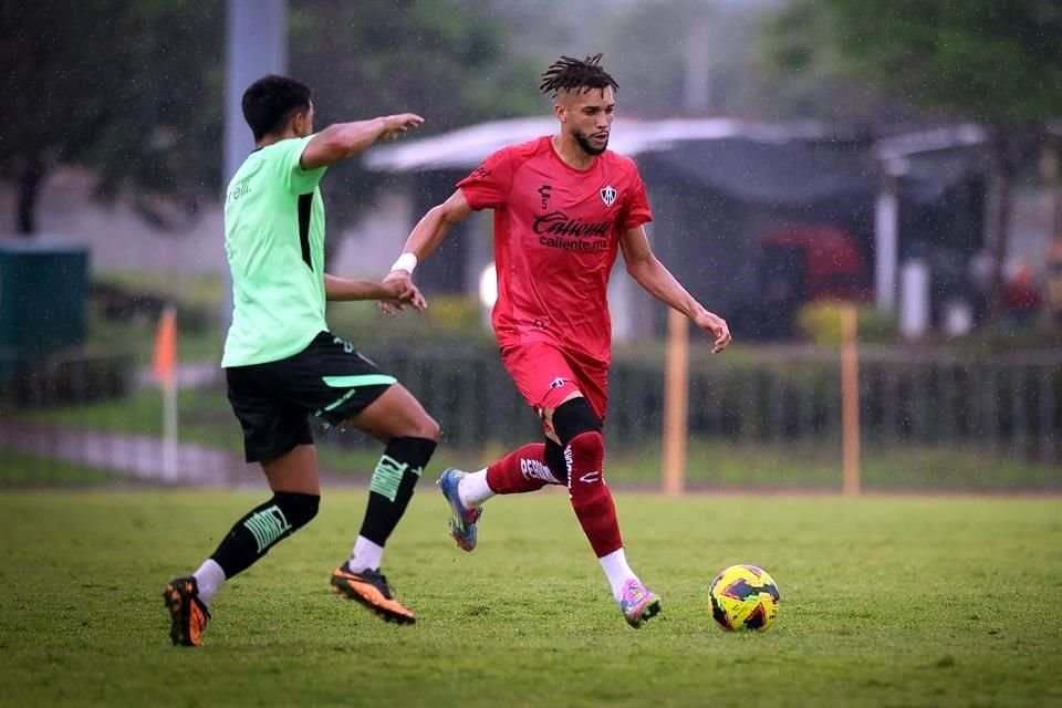 Matheus Doria en acción durante el duelo amistoso ante Juárez.