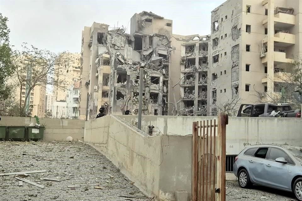Cuerpos de rescate documentaron los daños en Beersheba, al sur de Israel, donde se reportan al menos tres muertos.