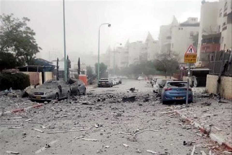 Tras el anuncio de cese al fuego, al menos seis oleadas de misiles iraníes se han registrado en Israel.