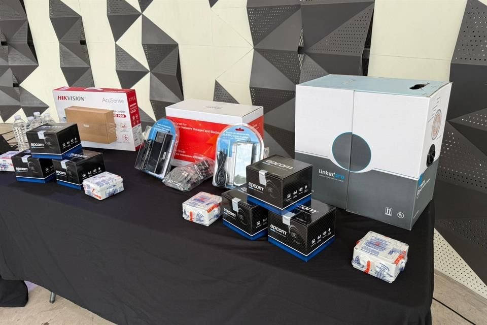 En total, a 255 escuelas de educación básica en Zapopan se les ha entregado el kit de videovigilancia.
