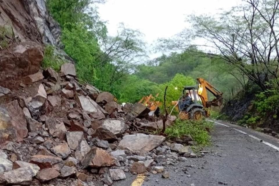 Autoridades de la Secretaría de infraestructura Comunicaciones y Transportes reportaron al menos 40 derrumbes que cayeron sobre la carretera 200 Melaque-Puerto Vallarta.