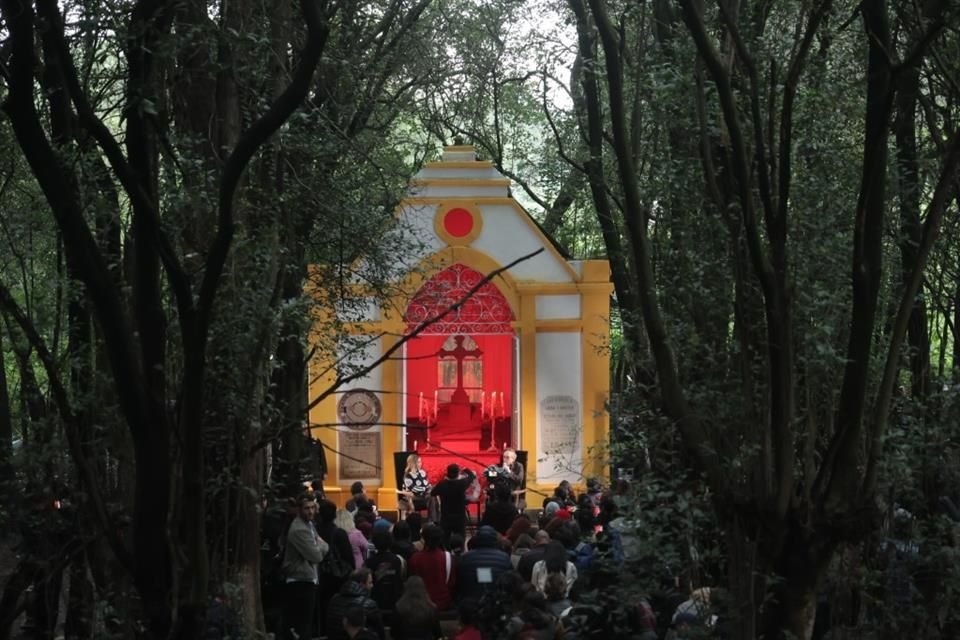 Entre tumbas y árboles, el cineasta Tim Burton ofreció una master class en la capilla del Lote de Panaderos del Panteón Civil de Dolores, en la Ciudad de México.