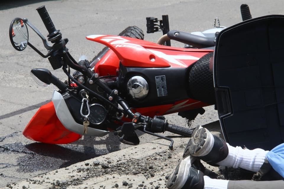 Un motociclista murió atropellado por un camión de carga en la Av. Juan Gil Preciado.