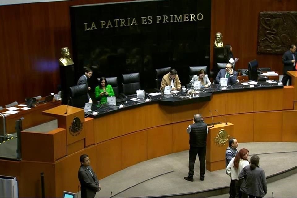 Senado aprobó reforma legal que permite al gobierno evitar consulta pública de sus proyectos de regulación hasta que sean publicados en DOF.