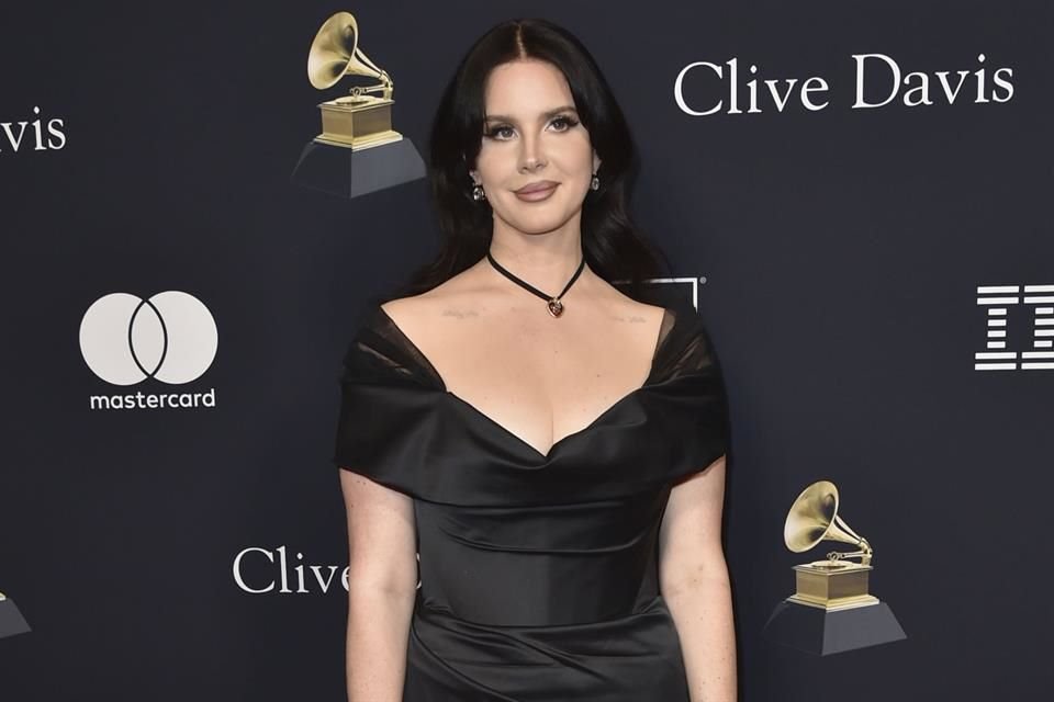 Lana del Rey sorprendió a sus fans en un show en Cardiff, Reino Unido, al pausar su concierto unos segundos para besar a su esposo.