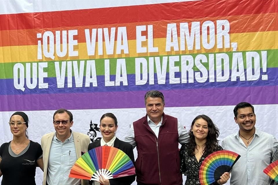 Iztul Barrera (centro), diputada de Morena, presentó este martes una iniciativa de ley para el reconocimiento, respeto y garantía de los derechos de las personas LGBTIQ+ en el Congreso local.