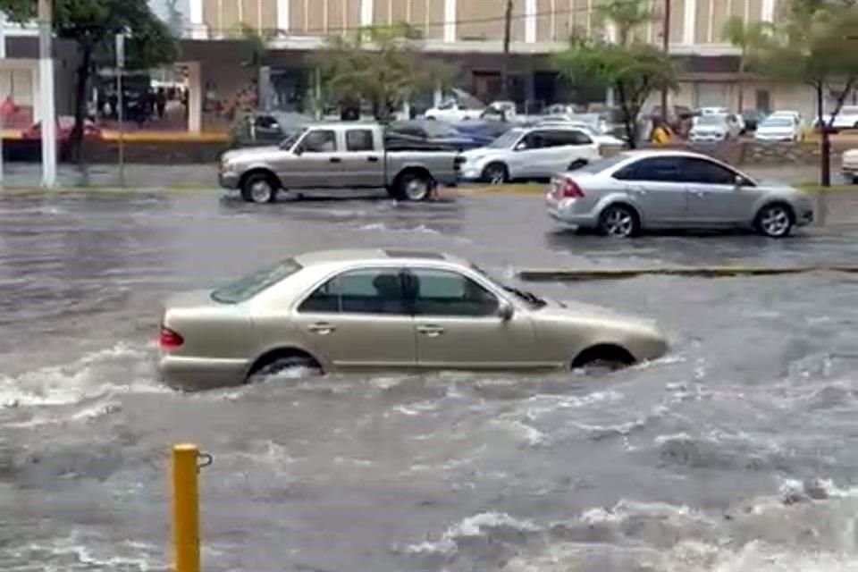 Inundación en Plaza del Sol.
