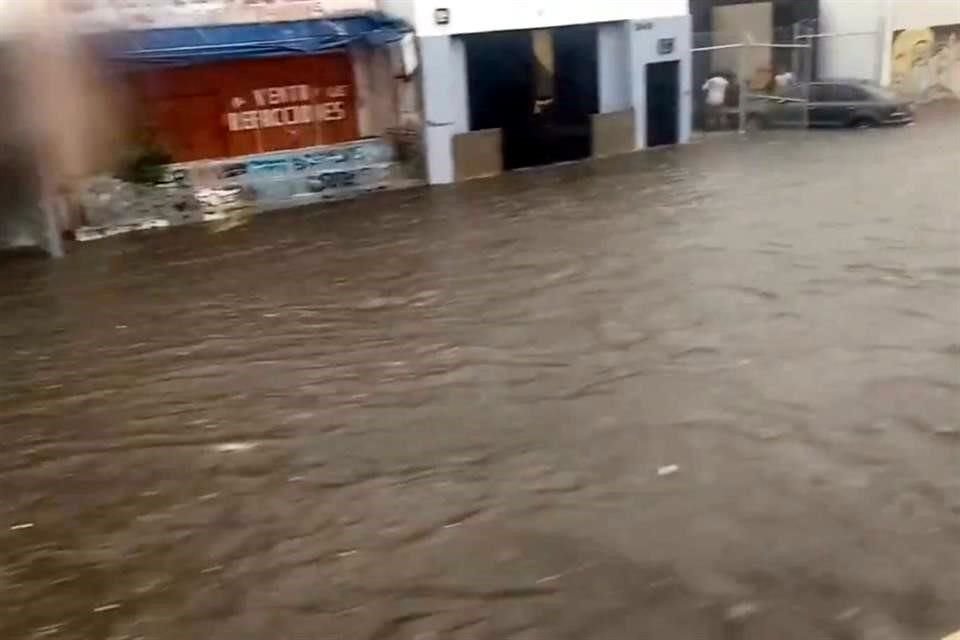 El nivel del agua subió de forma considerable en Avenida Colón.