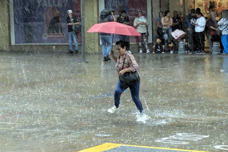 La lluvia también afectó a turistas en el Centro.