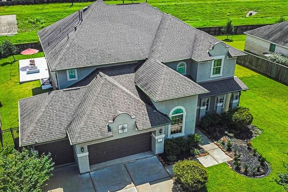 La casa, que fue construida en 2017 en The Woodlands, una exclusiva zona de Houston, y está valuada en un millón de dólares. Cuenta con 357 metros cuadrados construídos y mil 122 de terreno.