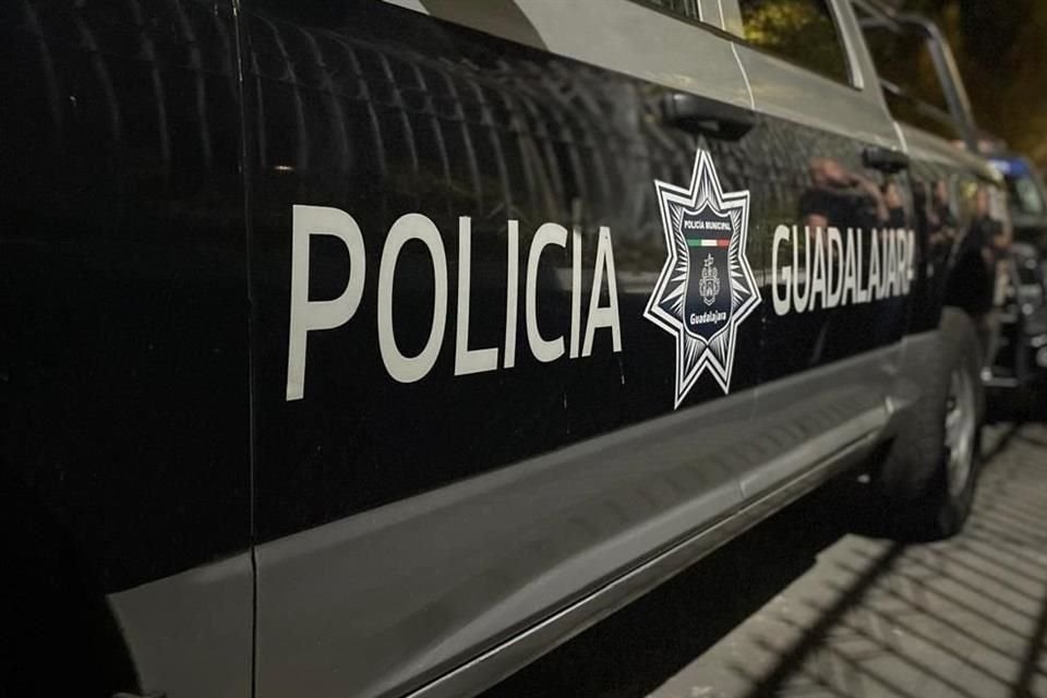 Un policía de Guadalajara es investigado, tras ser señalado de pedir dinero a una automovilista foránea, con el argumento de que debía circular en la Ciudad con placas locales.