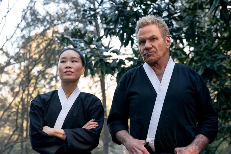 El actor Martin Kove se disculpó públicamente por haber mordido el brazo de la actriz Alicia Hannah-Kim, de 'Cobra Kai', en un evento de fans.