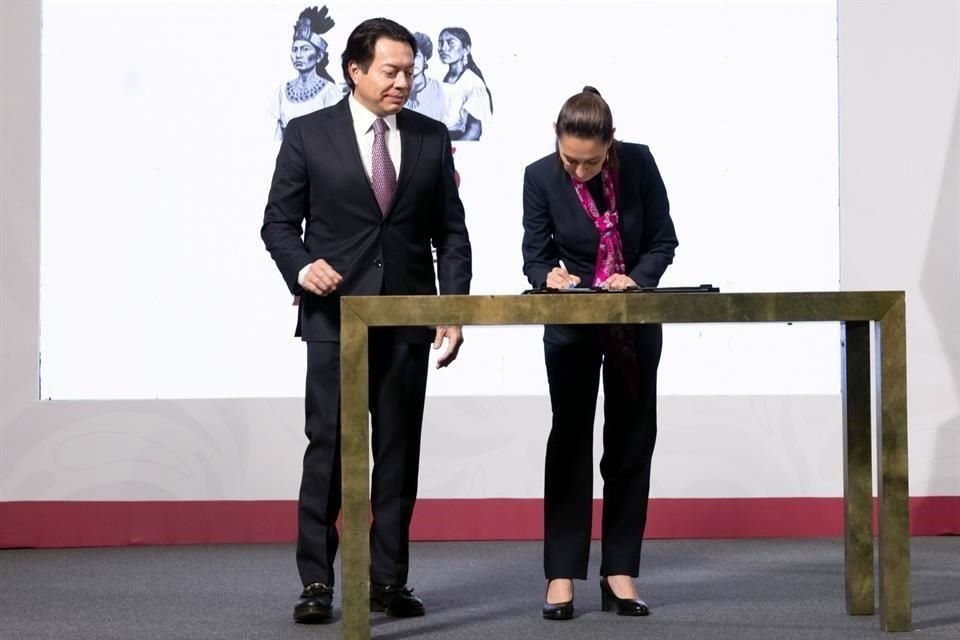La Presidenta firma el decreto para reducir la edad de jubilación de miles de burócratas.