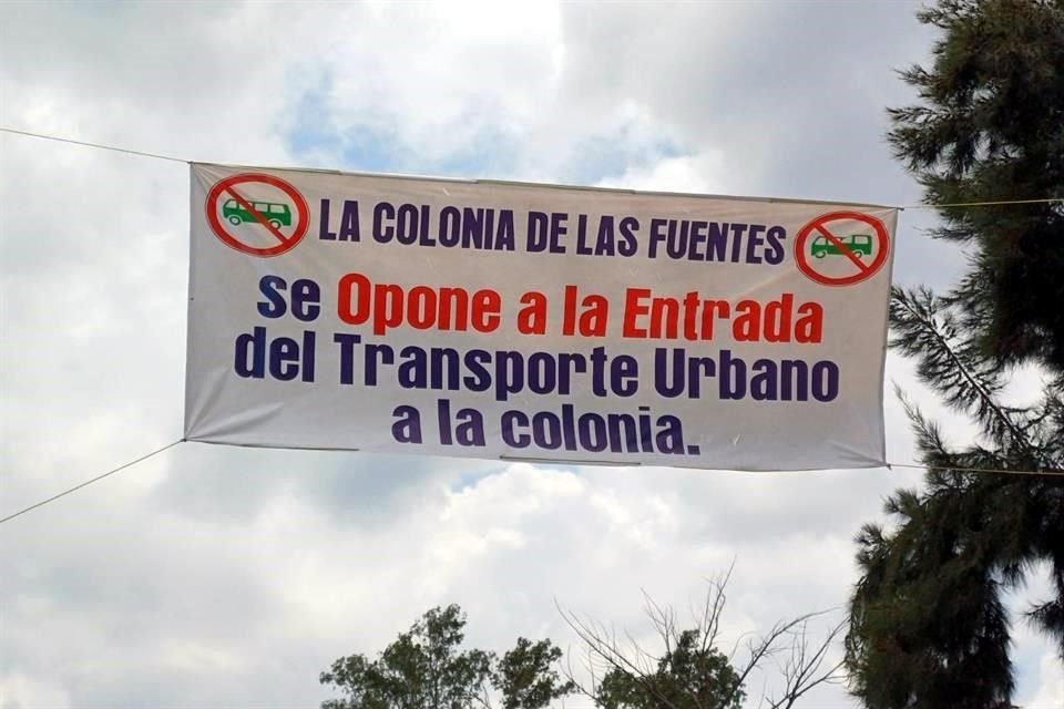 Bewoners plaatsten spandoeken om te protesteren tegen de komst van vrachtwagens in de wijk.