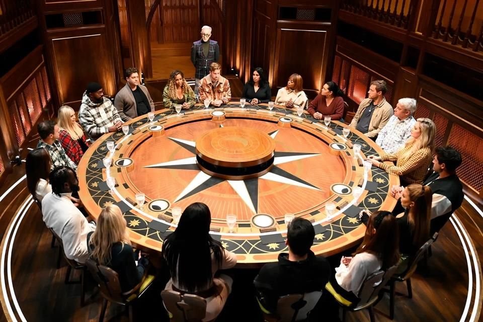 'The Traitors' es un reality show estadounidense de competencias basado en la serie holandesa 'De Verraders' y presenta a un grupo de concursantes que participan en un juego similar a Clue o Mafia.