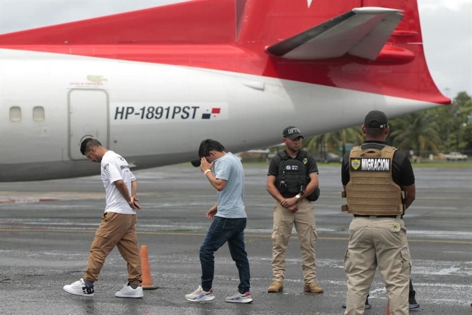 Colombianos abordan un vuelo de repatriación con destino a Colombia en el aeropuerto de Albrook de la Ciudad de Panamá, el 24 de junio de 2025.