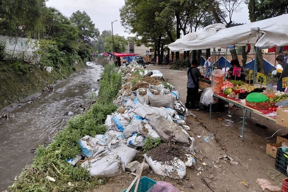 Vecinos han retomado sus actividades junto al caudal del Río Verde, sesgado por costales.