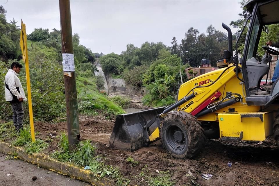 A dos días de las inundaciones en la Colonia Nueva San Rafael, autoridades trabajan con maquinaria en labores de limpieza.