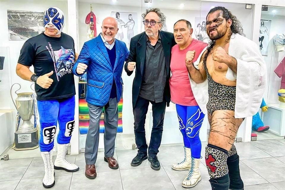 Tim Burton no dejó pasar la oportunidad y posó al lado de algunos luchadores.