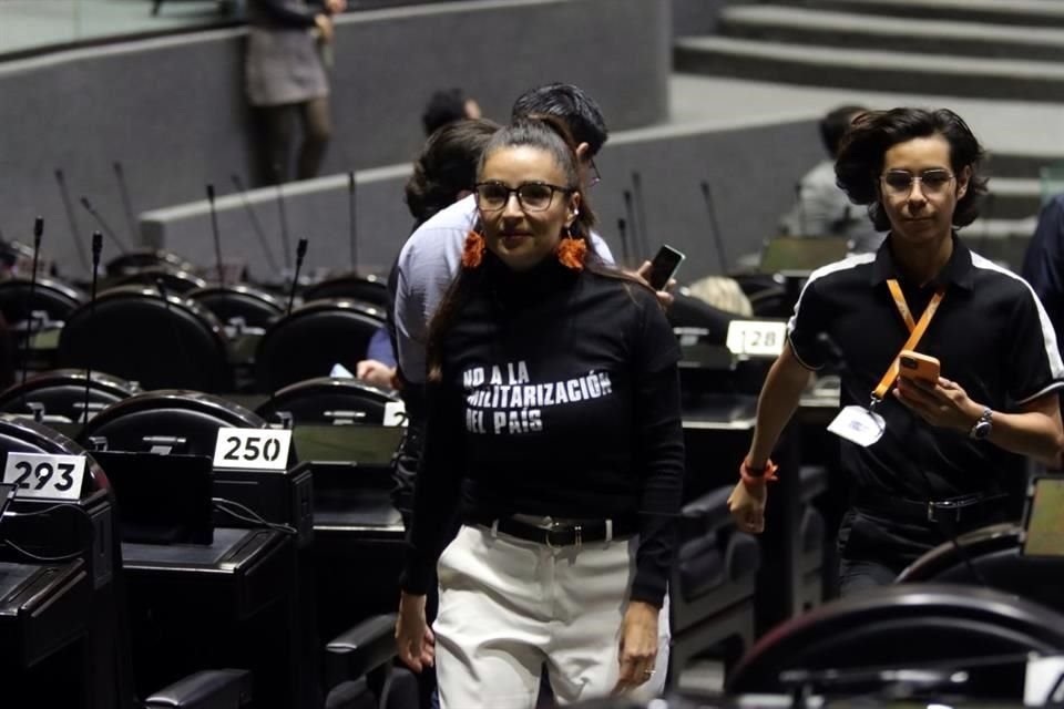 La diputada emecista Laura Ballesteros reprochó que el grupo en el poder haya olvidado sus batallas contra la militarización.