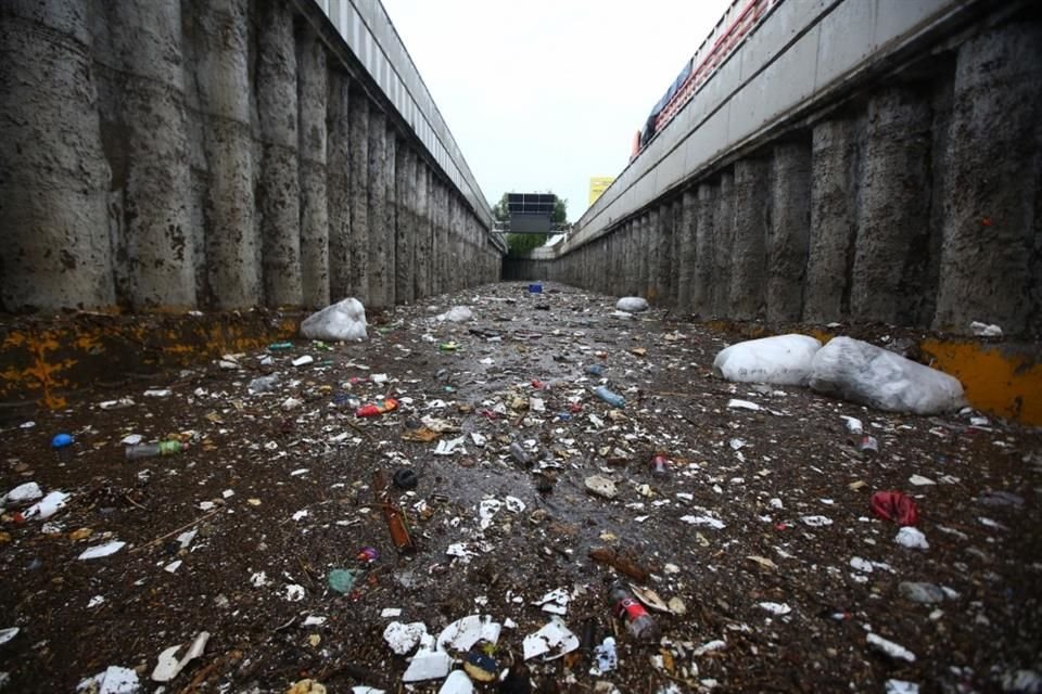 La lluvia de ayer inundó el túnel de Periférico para retornar a Mariano Otero y dejó basura estancada en la vialidad.