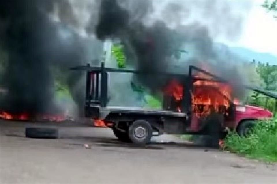 Los narcobloqueos ocurrieron en Apatzingán y Buenavista Tomatlán.