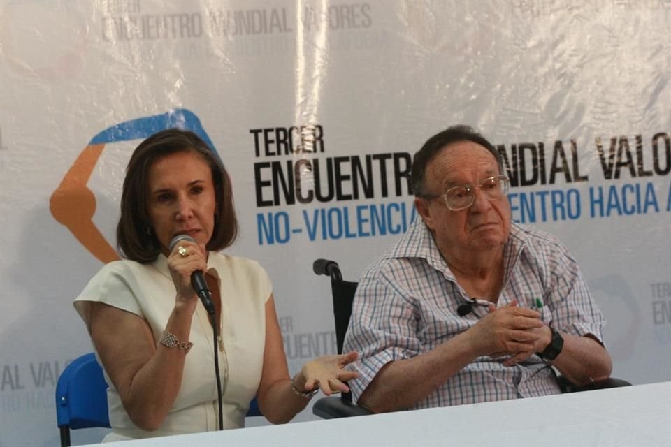 Sobre el famoso traje rojo, la viuda de Gómez Bolaños explicó que originalmente el Chapulín era verde, pero que el cambio al rojo fue por motivos técnicos.