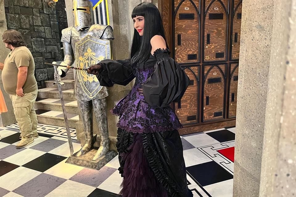 La escenografía del foro está inspirada en el Colegio Hogwarts de Magia y Hechicería, con un castillo, piso ajedrezado y tapete rojo con el logo del colegio.