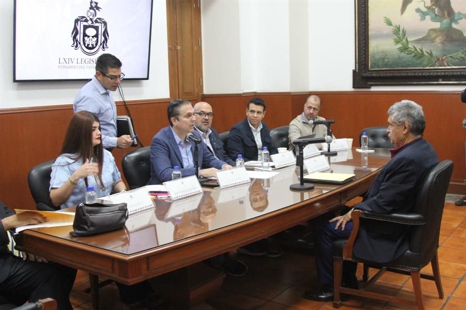 Siete de ocho aspirantes a ser titular de la Unidad de Vigilancia desfilaron en el Congreso de Jalisco, para ser entrevistados.