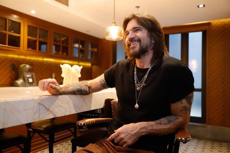 El rockero también interpretará varios de sus éxitos, como 'Fotografías', 'Es Por Ti', 'A Dios Le Pido' y 'La Camisa Negra'.