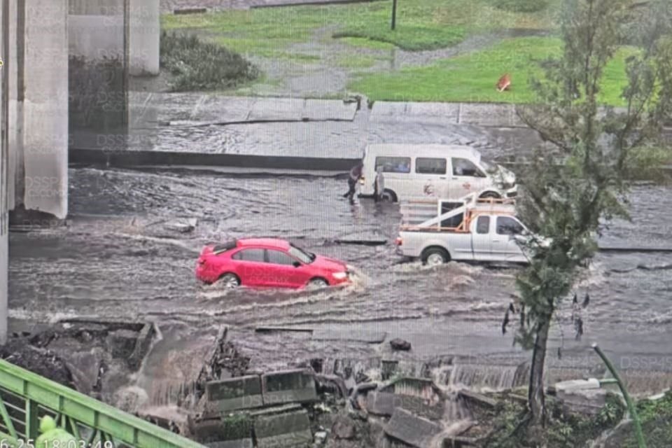 Una inundación se registra en Avenida Pantitlán, el servicio en el Metro fue suspendido.
