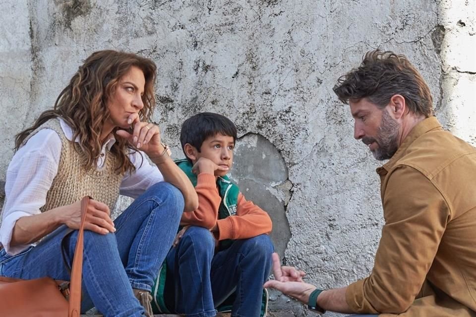 El drama lanzado en la plataforma el año pasado llegó a la señal de Las Estrellas y estrenará un capítulo de su primera temporada cada sábado, a las 21:00 horas.