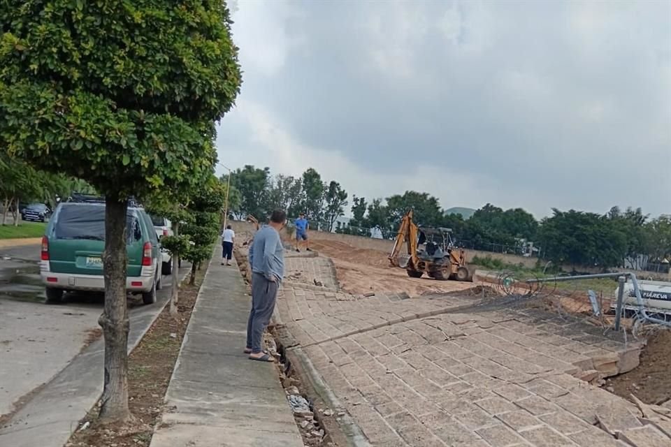 Los habitantes de Valle del Sur exigen, de momento, restaurarles la barda que pagaron ellos mismos en cooperación con la desarrolladora de su residencial.