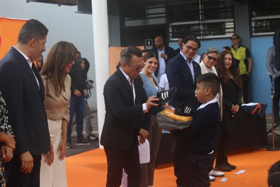 Pablo Lemus encabezó la entrega de útiles escolares.