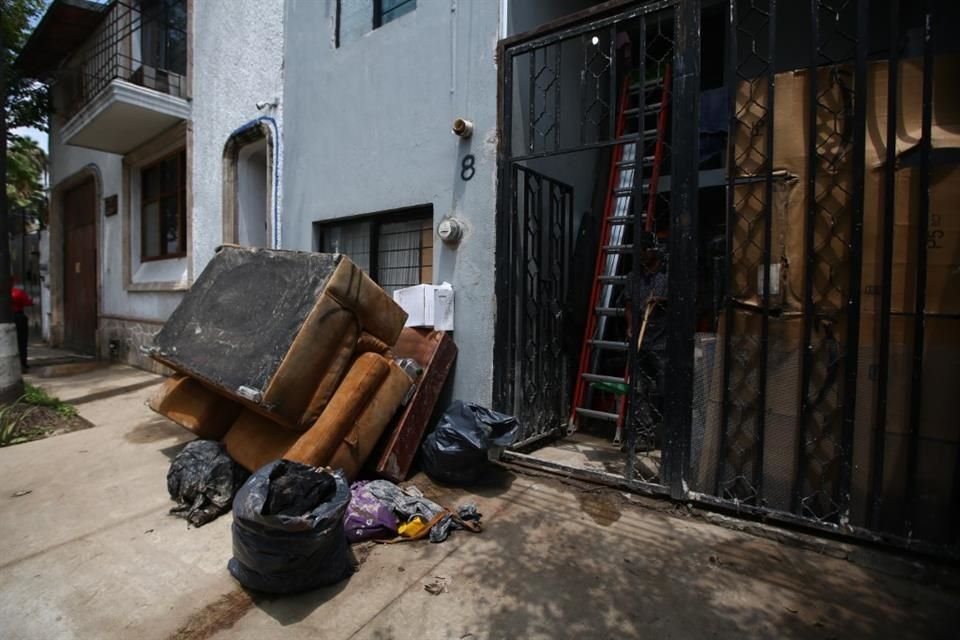 La inundación dañó muebles, electrodomésticos, entre otros enseres.