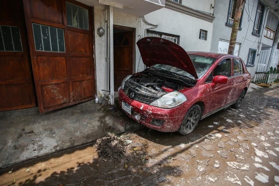 Un vehículo fue afectado por el desbordamiento del Arroyo Seco.