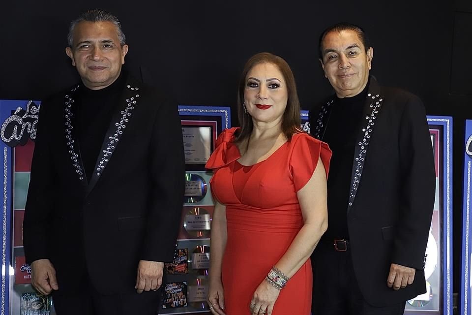 El compositor Jorge Mejía Avante (izq.), autor de grandes éxitos de Los Ángeles Azules como '17 años' y 'Cómo Te Voy a Olvidar', se unió a la SACM.