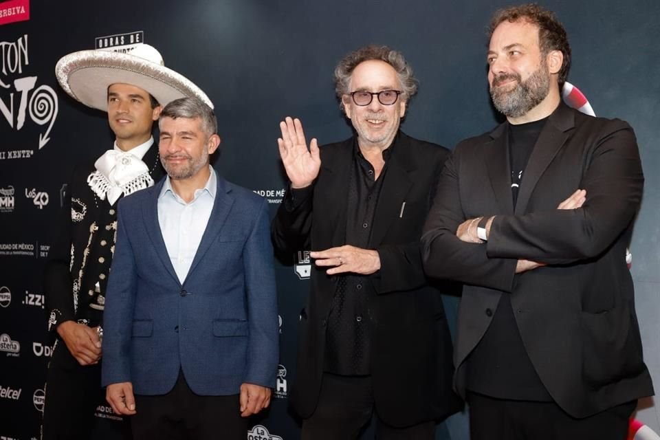 La presencia de Tim Burton en el estreno de su experiencia inmersiva 'El Laberinto', en CDMX, generó caos, empujones y bastante euforia.