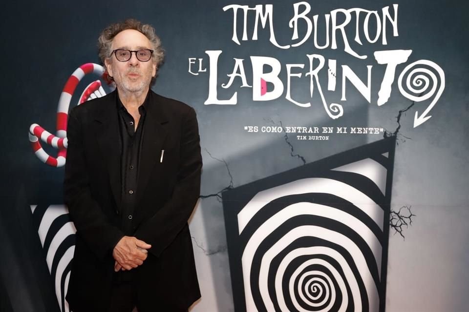 Después de unos minutos, Burton finalmente salió con toda la disposición del mundo con una gran sonrisa