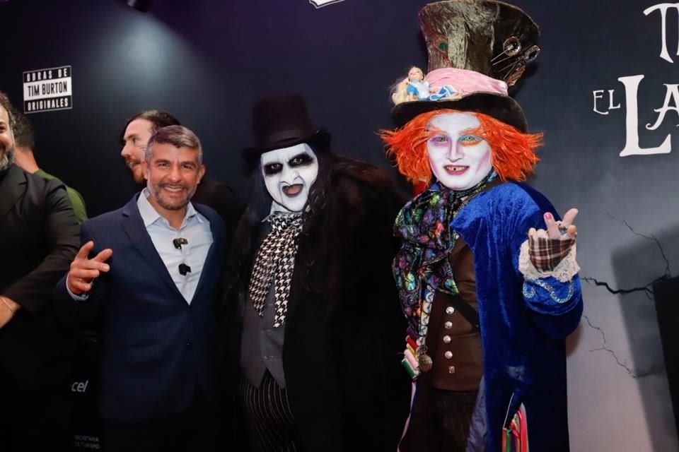 Los personajes de Burton posaron en la alfombra roja.