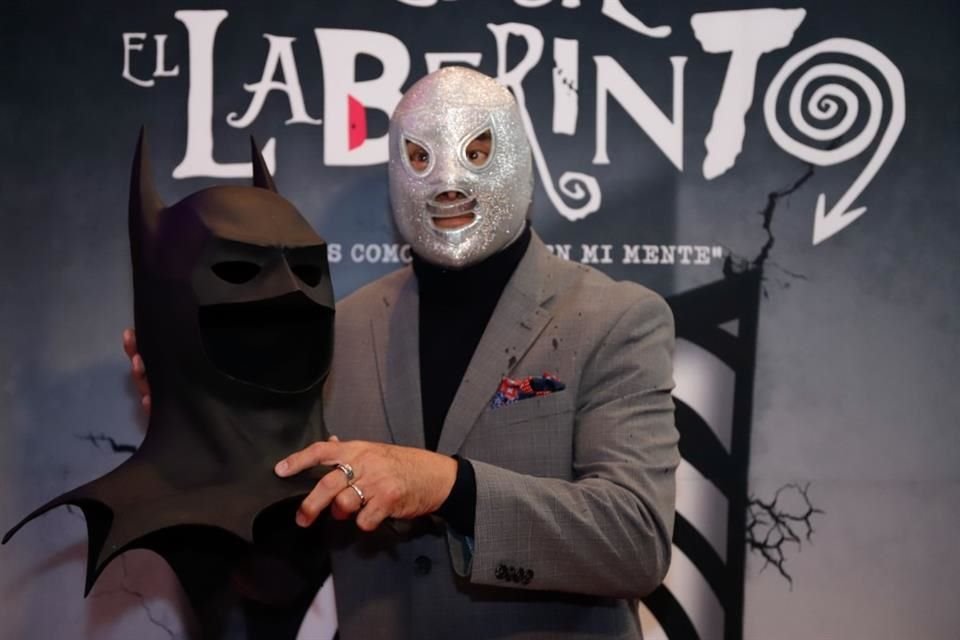El Hijo del Santo posó con una máscara del Batman de Burton.