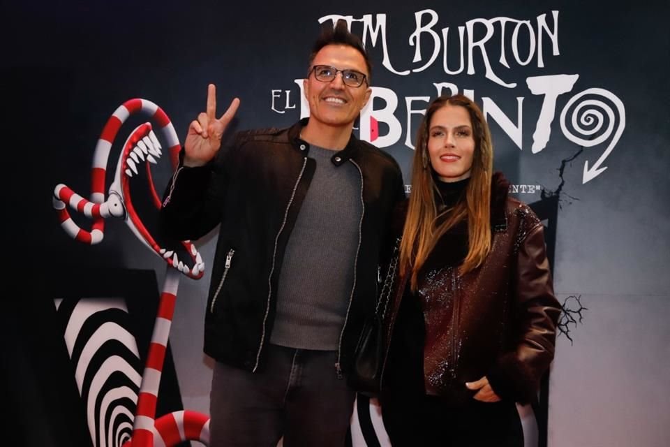 Billy Rovzar y Claudia Álvarez llegaron bien abrigados.