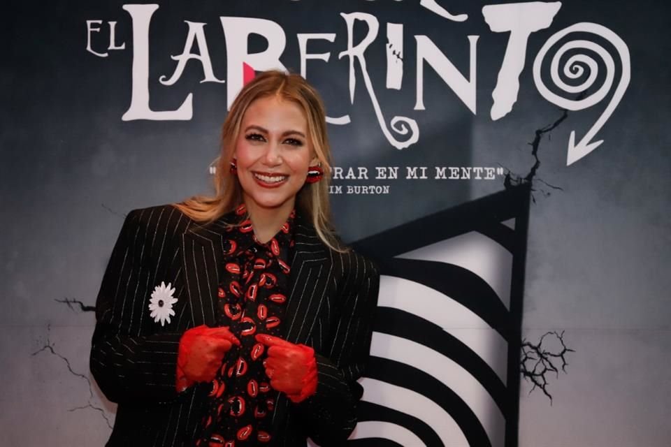 La conductora Gaby Cam llegó vestida muy acorde al evento.