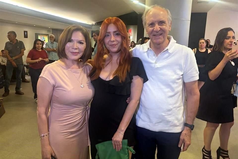 La regia acudió al Teatro Versalles acompañada de sus papás.