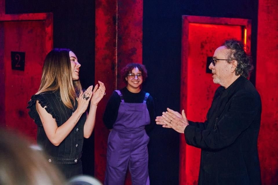 Terminada la alfombra, Burton conoció a la cantante y actriz mexicana Belinda.
