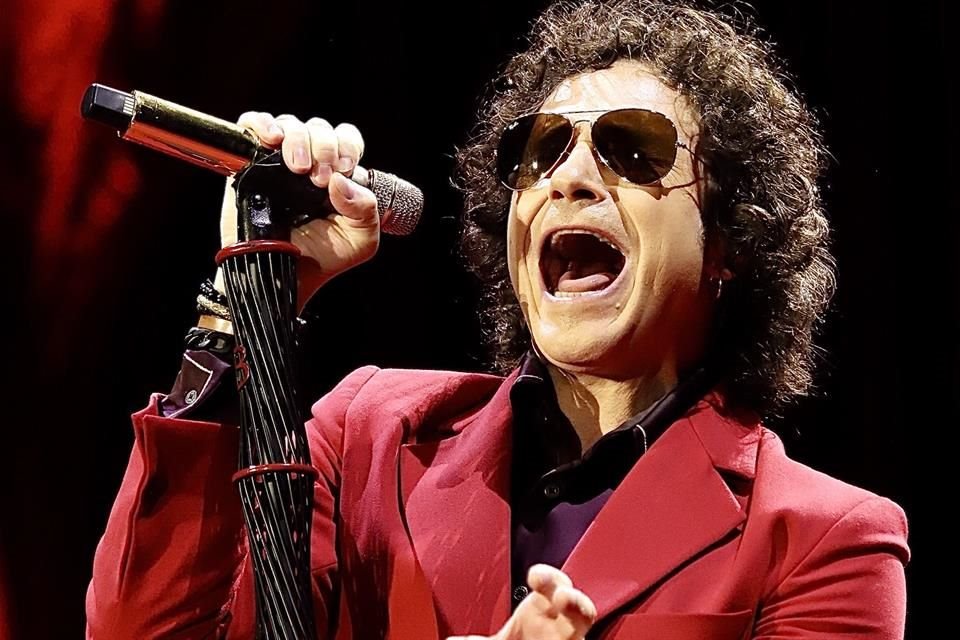 Enrique Bunbury puso a 60 mil fans a sus pies, luego  de una tarde lluviosa, para corear sus éxitos.