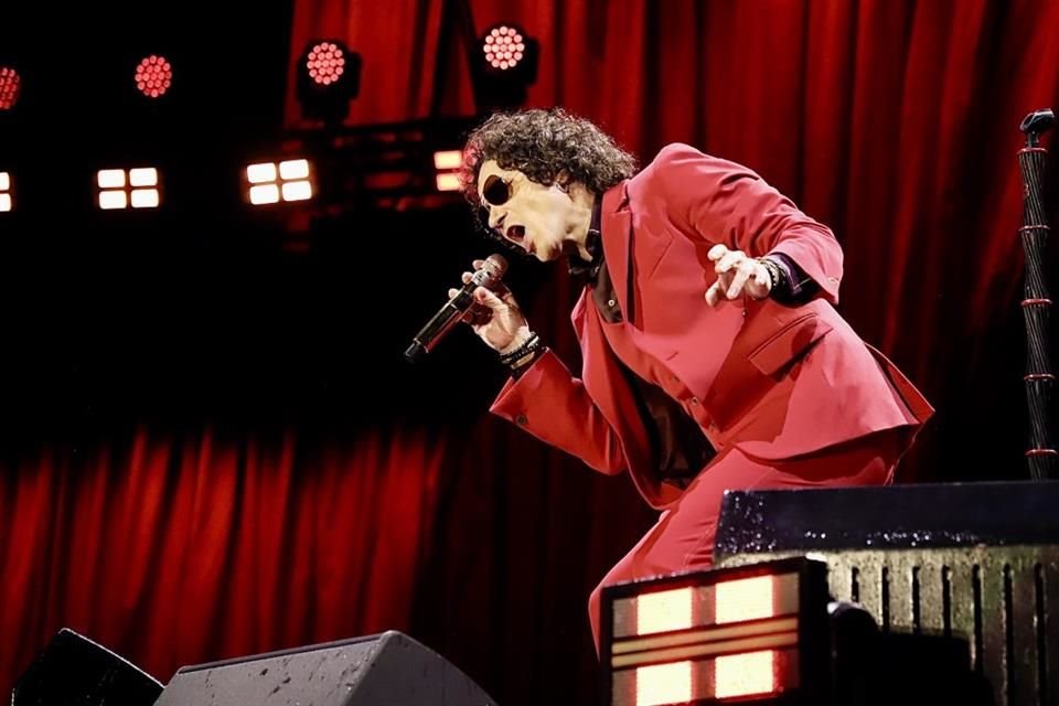 De 57 años, el galardonado y venerado cantautor español montó un show al estilo de un cabaret cinematográfico en el Estadio GNP, como parte del Huracán Ambulante Tour 2025.